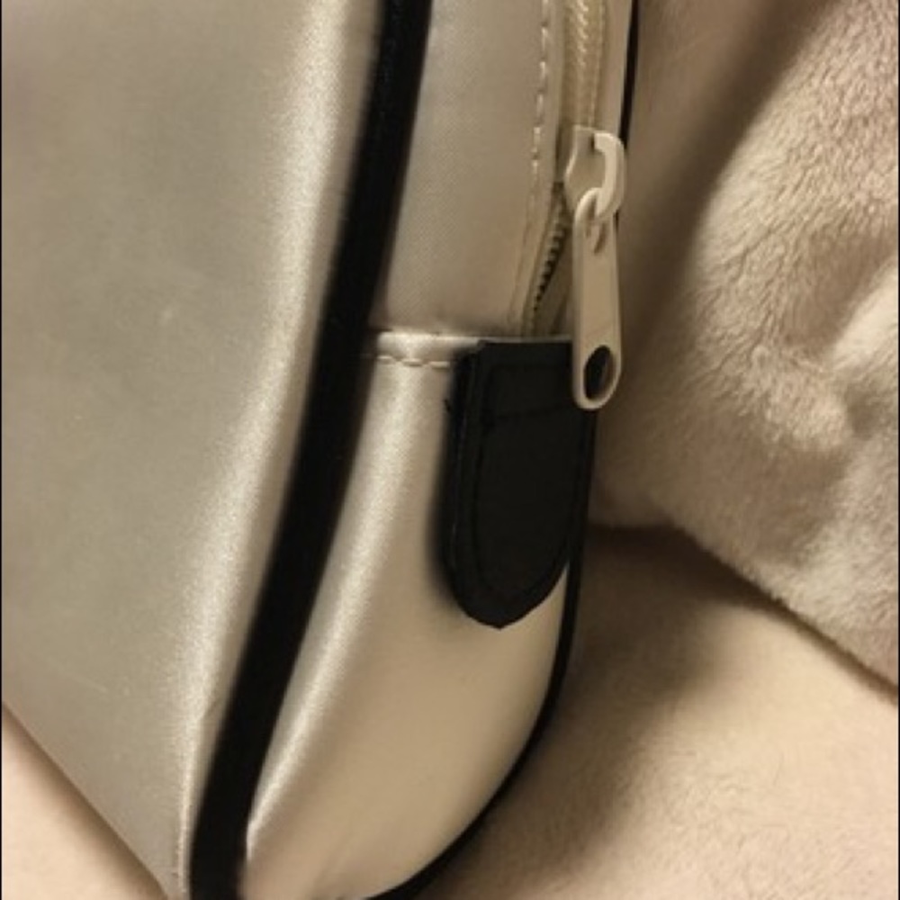 Chanel parfums nylon satin zippered bag ivory w/black RARE Vintage - Picture 3 of 6